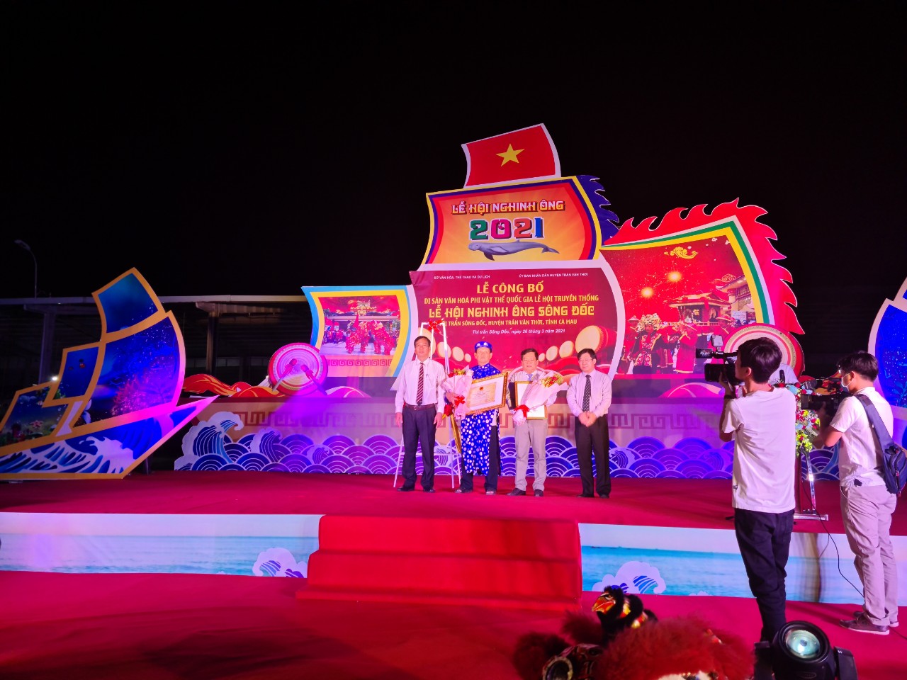 Phó Chủ tịch UBND tỉnh Cà Mau Trần Hồng Quân (bên trái) cùng đại diện lãnh đạo Bộ VHTTDL trao Quyết định và Bằng công nhận Lễ hội truyền thống Nghinh Ông Sông Đốc là Di sản văn hóa phi vật thể cấp quốc gia.
